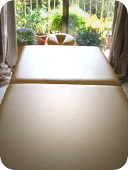 Les soins harmonisants se font sur cette table de massage.